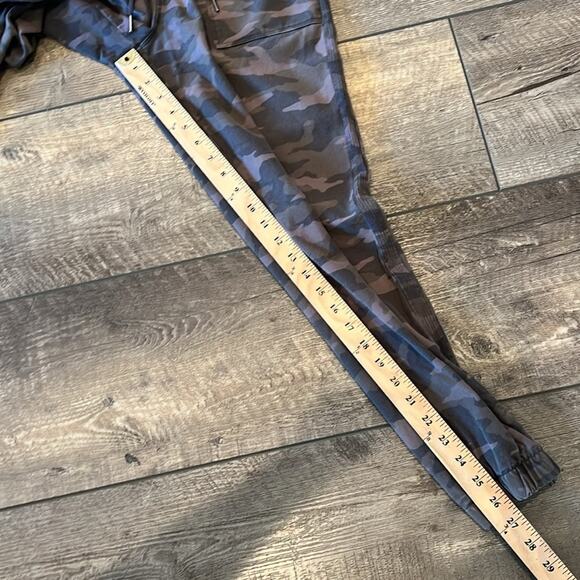 Athleta Farallon Camo Jogger Pant Size 4 - Picture 7 of 11